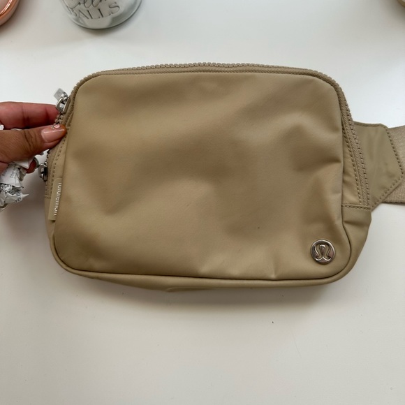 Lululemon Everywhere Belt Bag 2L (trench) - Picture 3 of 5